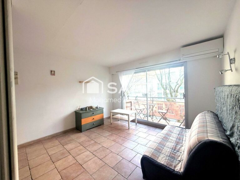 Studio avec balcon, parking, proche Olympia